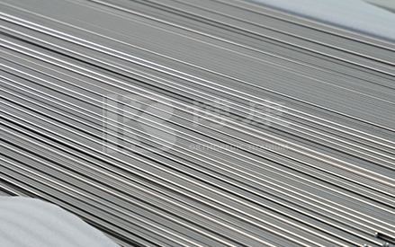 Hur jämför en metallstång av titan med rostfria stål- eller aluminiumstänger?